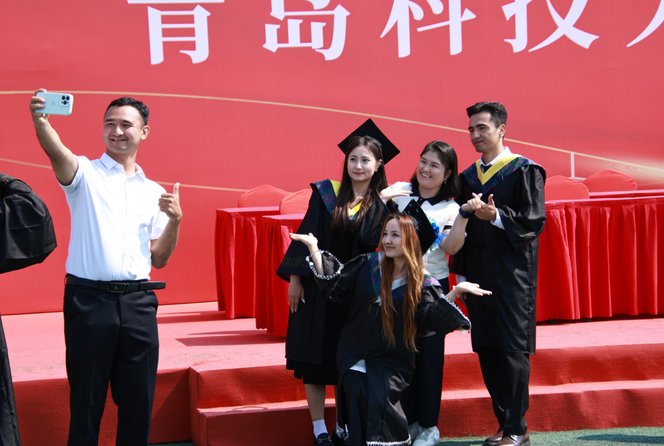 青岛科技大学2026届学生毕业典礼举行