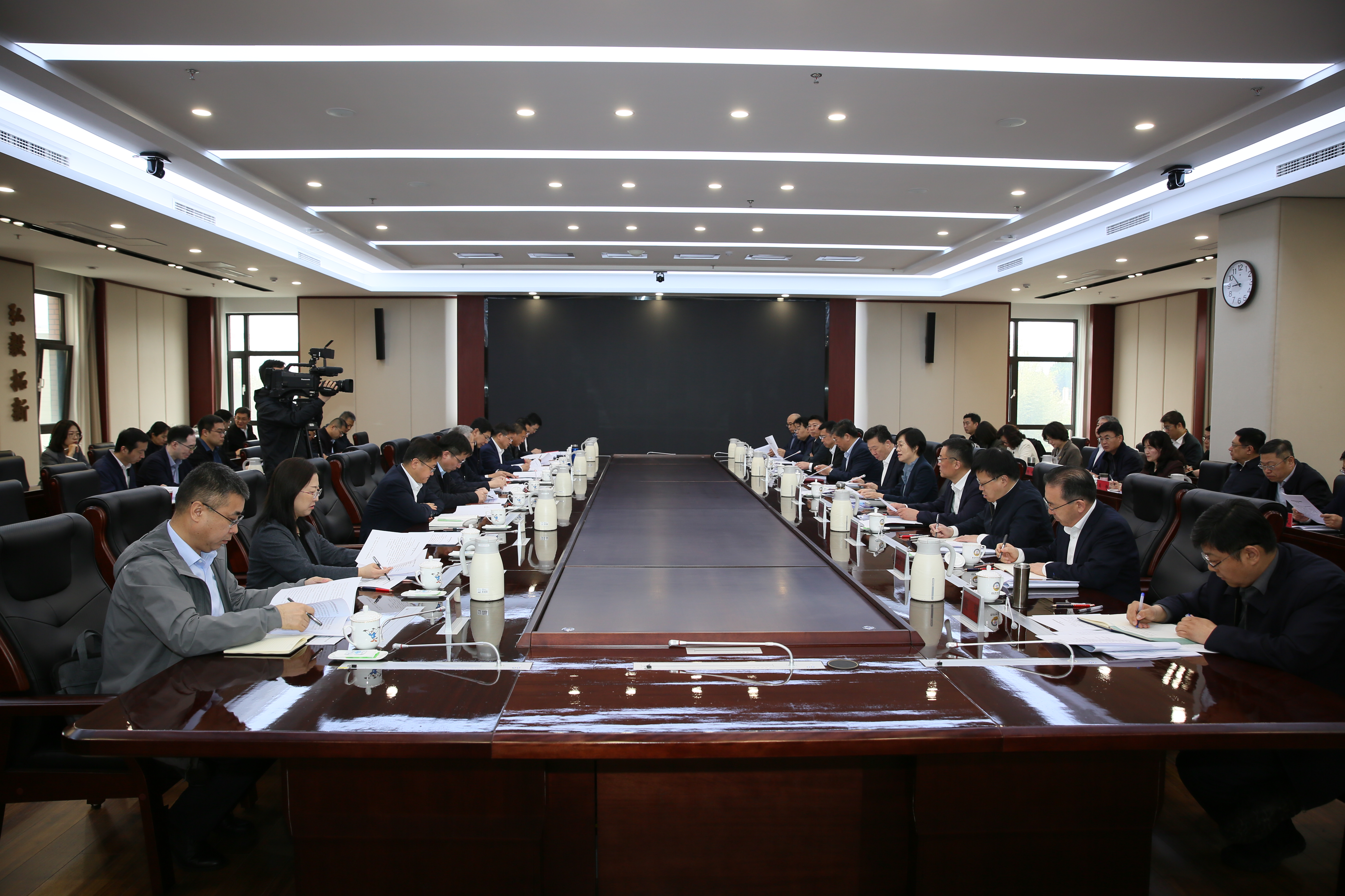 青岛市科技成果转化座谈会在青科大召开