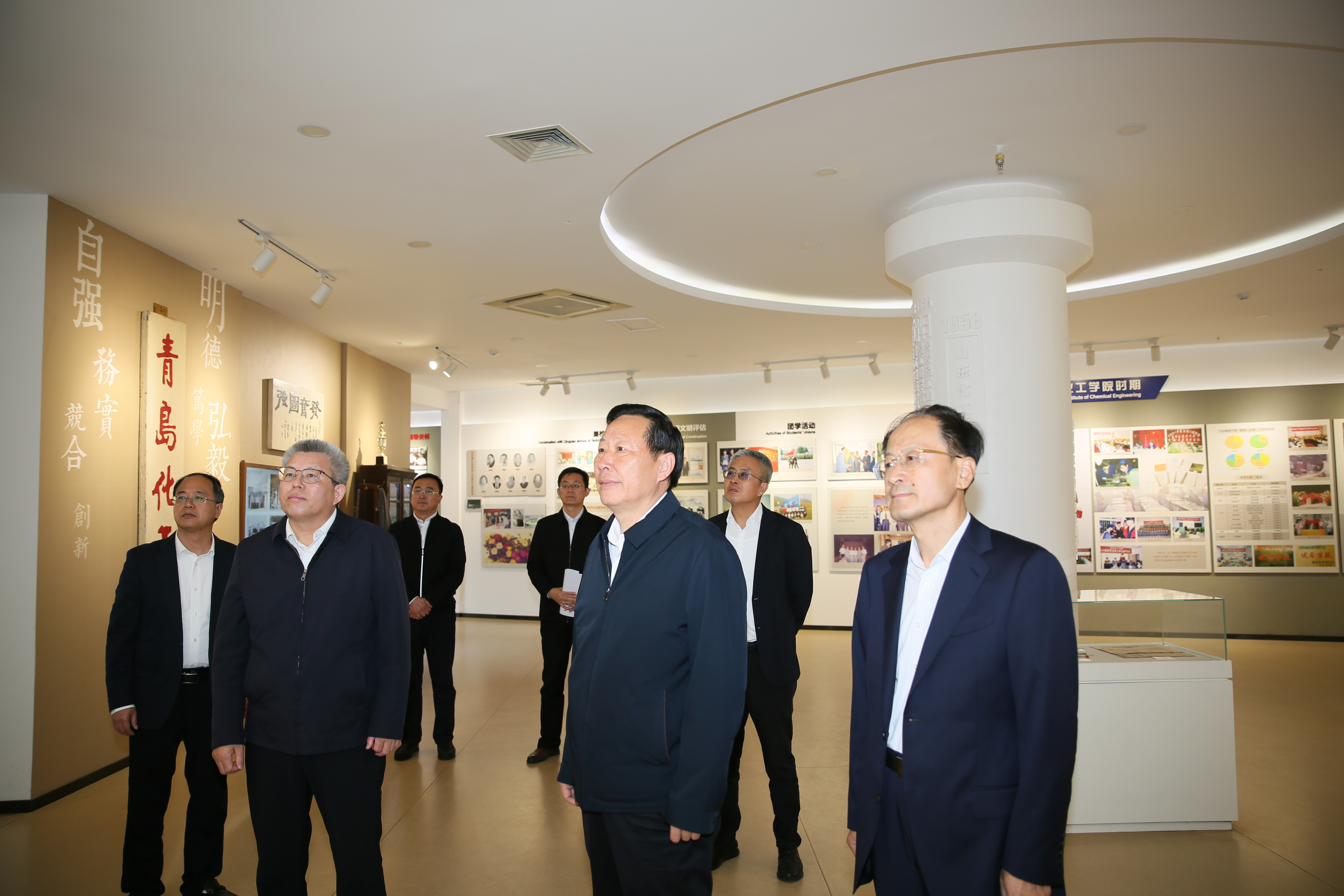青岛市人大常委会党组书记、主任梅建华来校调研