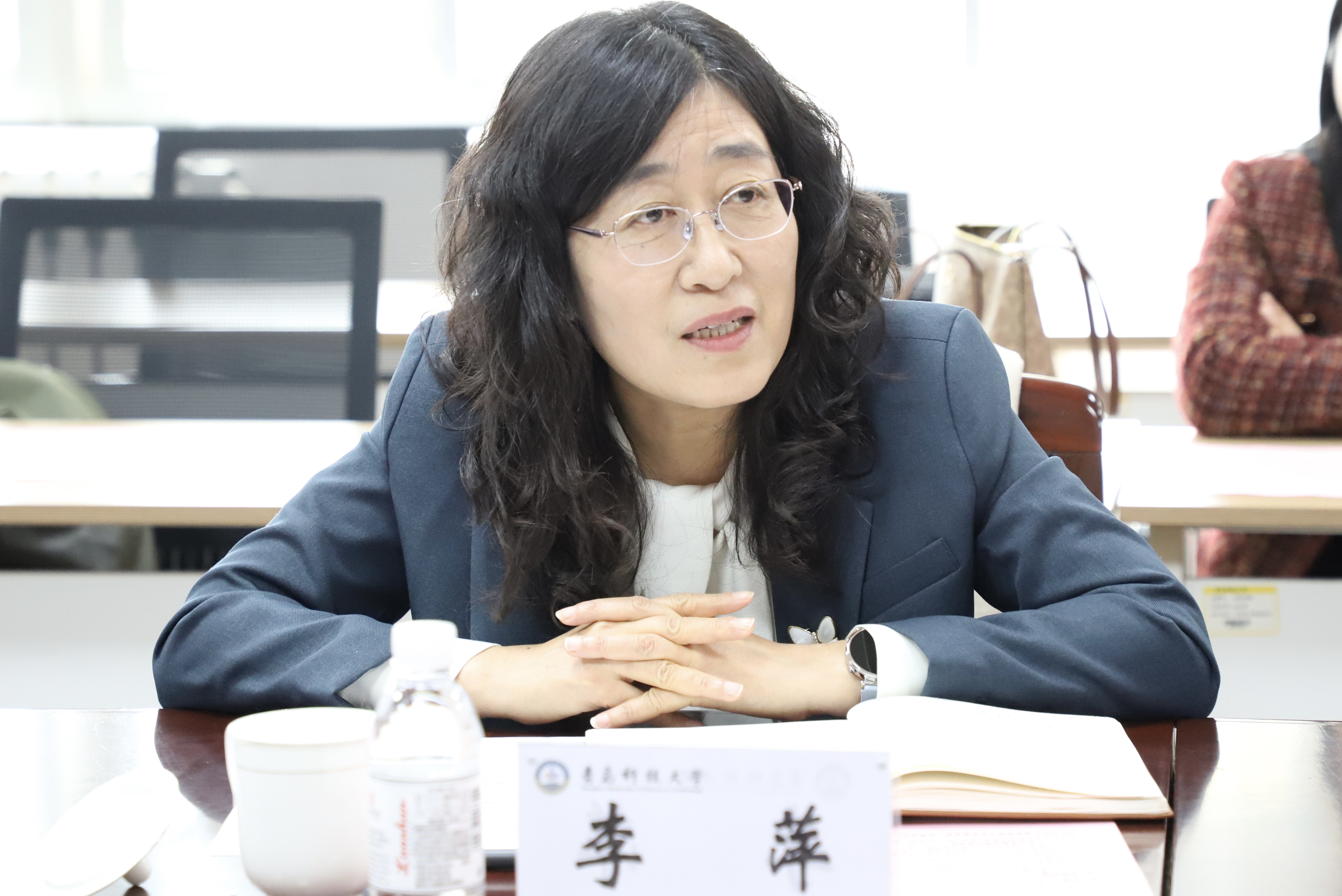 【树立和践行正确政绩观学习教育】“树立和践行正确政绩观”融入思政课学术研讨会举行